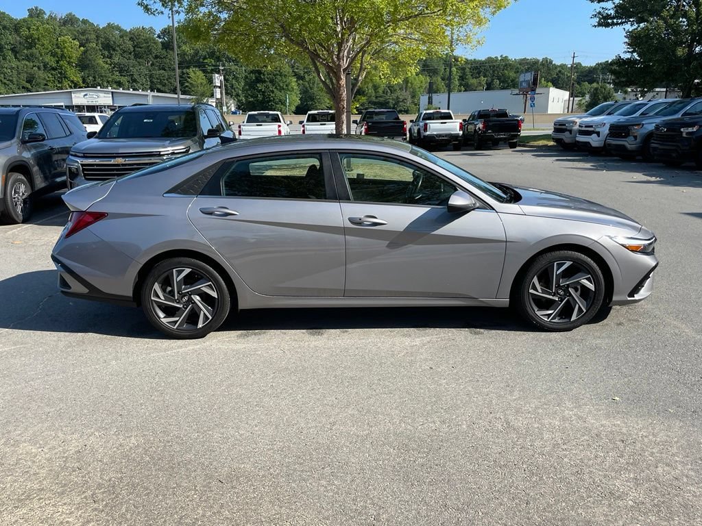 Used 2025 Hyundai Elantra SEL FWD image 8