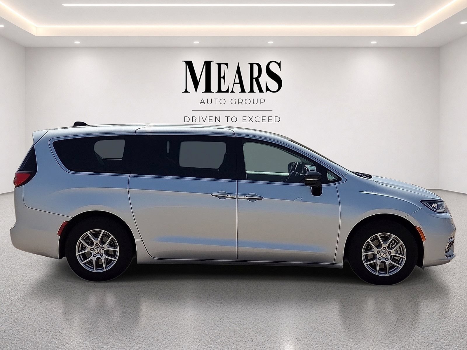 Used 2024 Chrysler Pacifica Touring-L FWD image 6