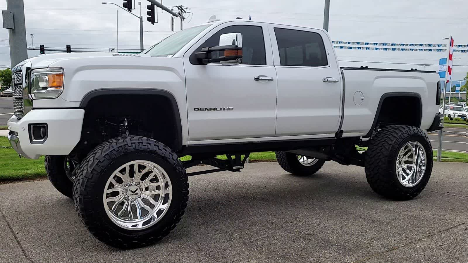 Used 2019 GMC Sierra 2500 Denali w/ Duramax Plus Package AWD/4WD image 4