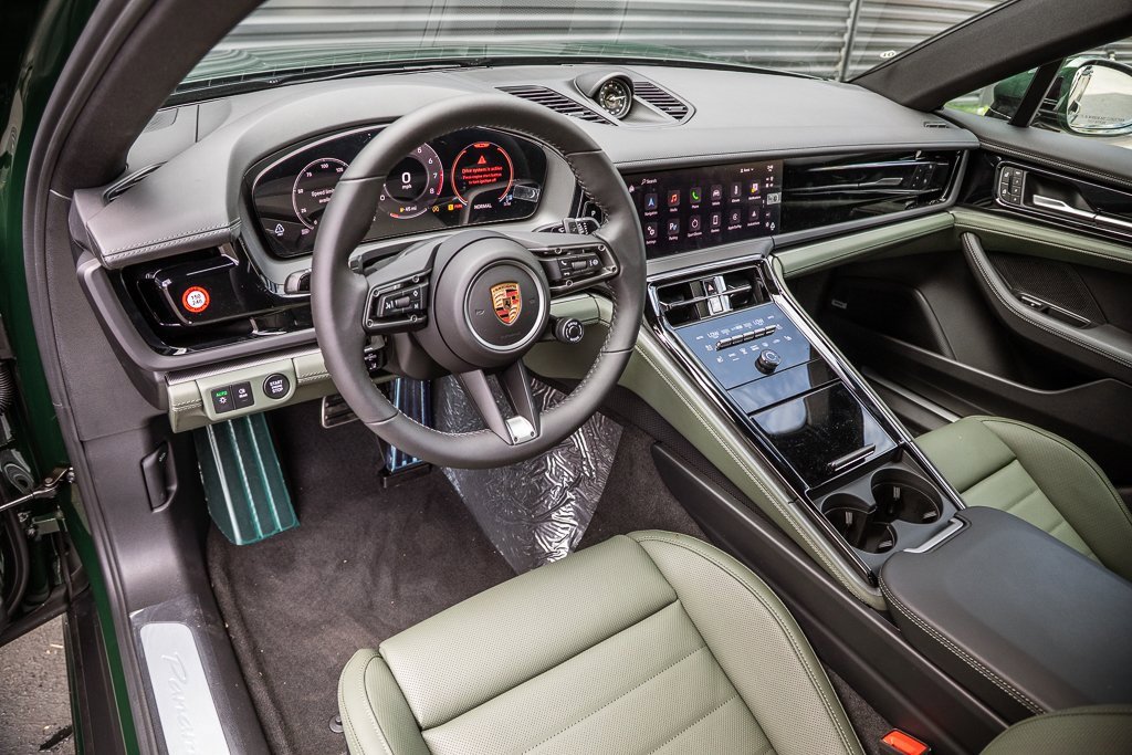 Used 2025 Porsche Panamera 4 image 4