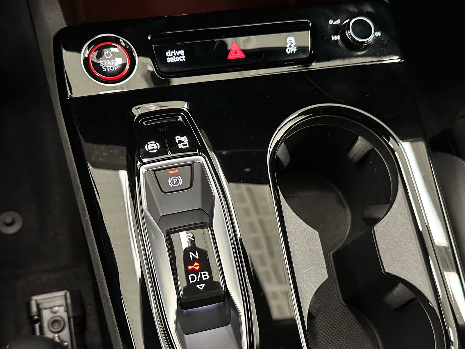 Used 2025 Audi SQ6 e-tron Prestige w/ 21" Black Optic Wheel Package image 29