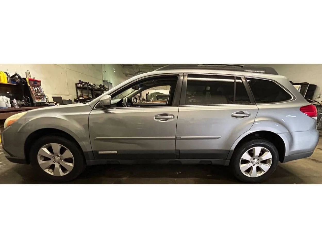 Used 2011 Subaru Outback 2.5i Limited image 2