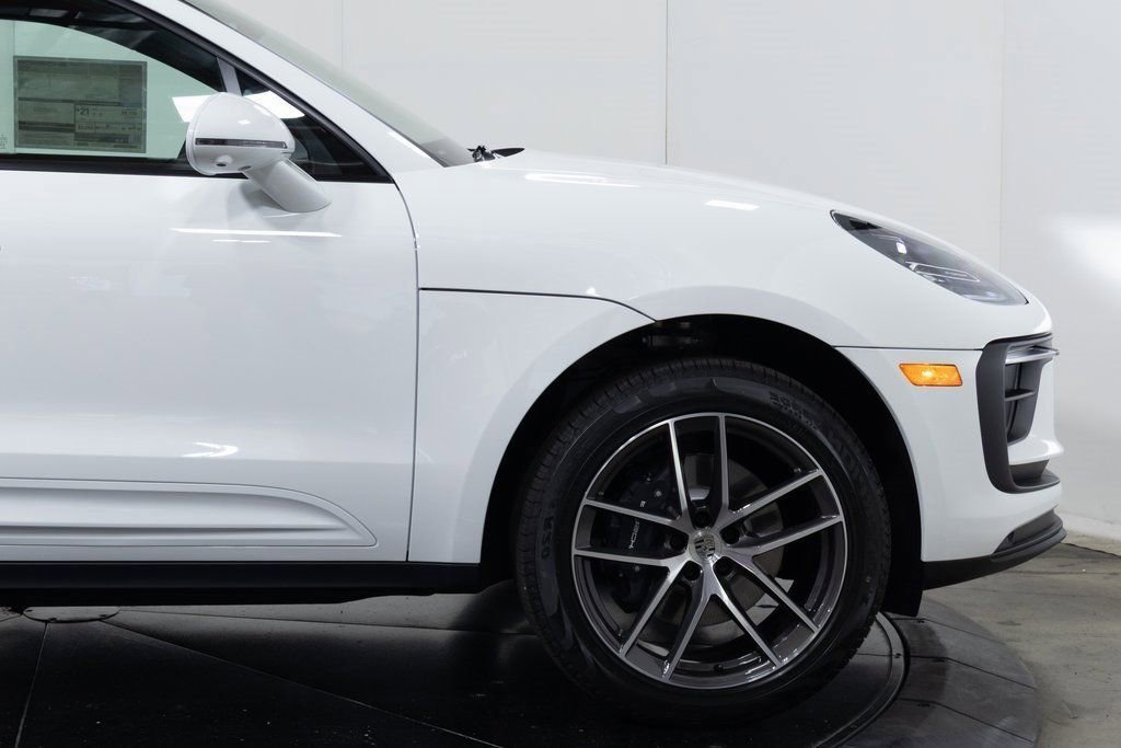 Certified 2025 Porsche Macan image 11