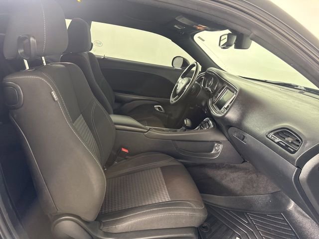 Used 2016 Dodge Challenger SXT w/ Driver Convenience Group RWD image 15
