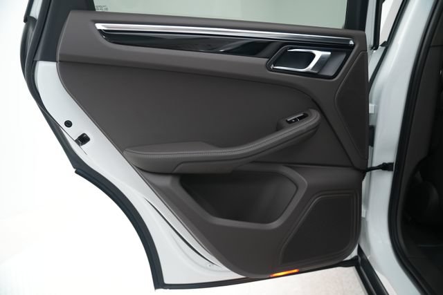 Certified 2026 Porsche Macan AWD/4WD image 31