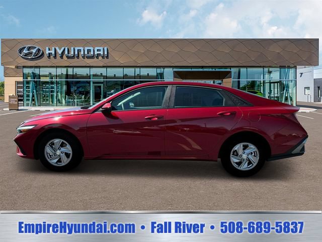 Used 2025 Hyundai Elantra SE FWD image 3