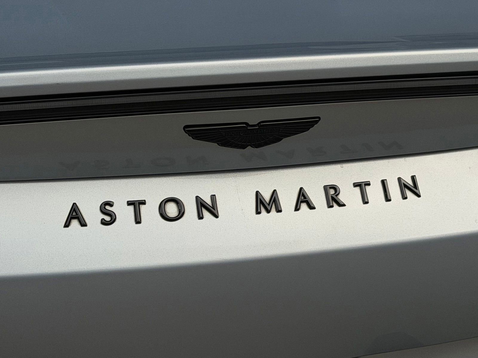 Used 2022 Aston Martin V8 Vantage Roadster image 22