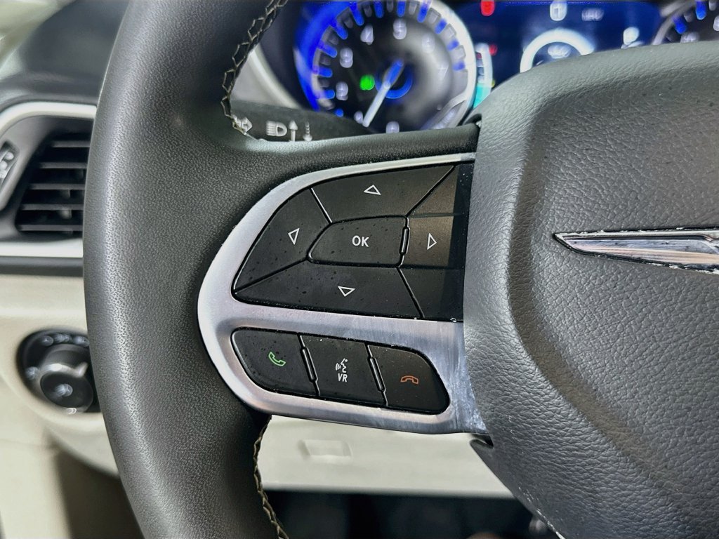 Used 2024 Chrysler Pacifica Touring-L FWD image 26