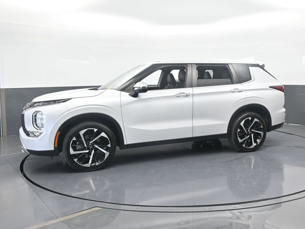 Used 2022 Mitsubishi Outlander SE image 2