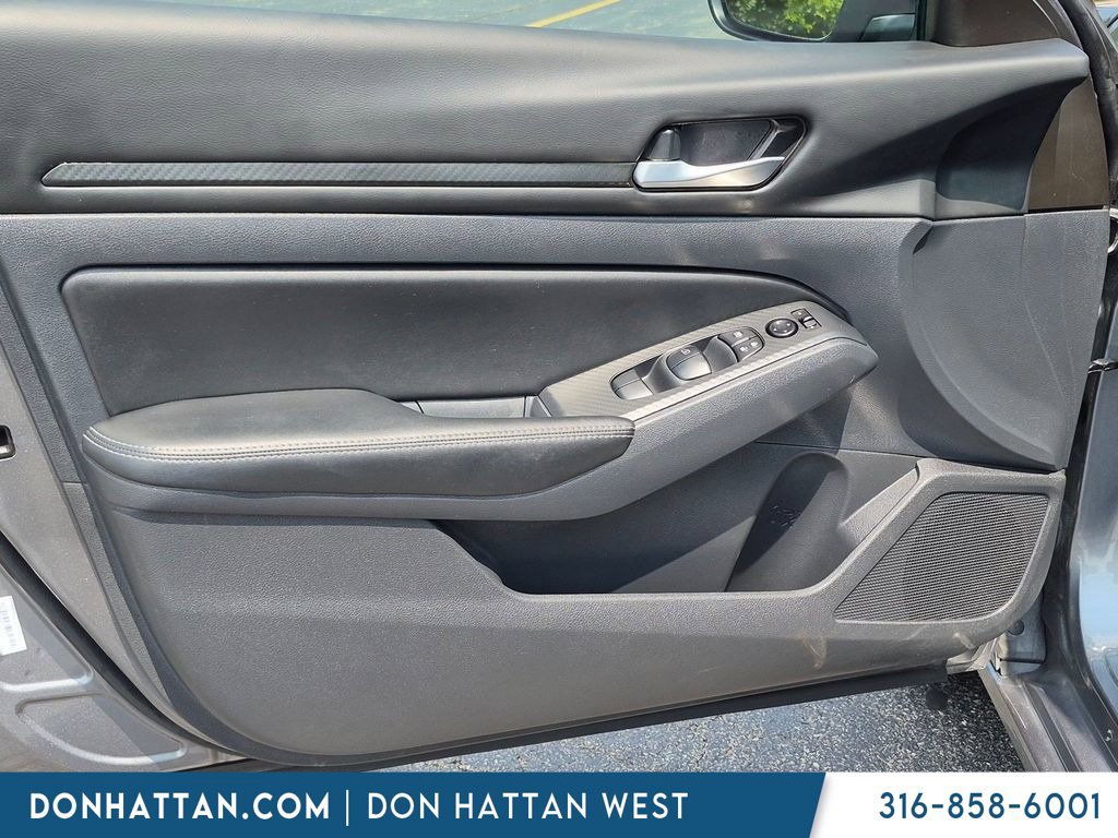 Used 2025 Nissan Altima 2.5 SV FWD image 11