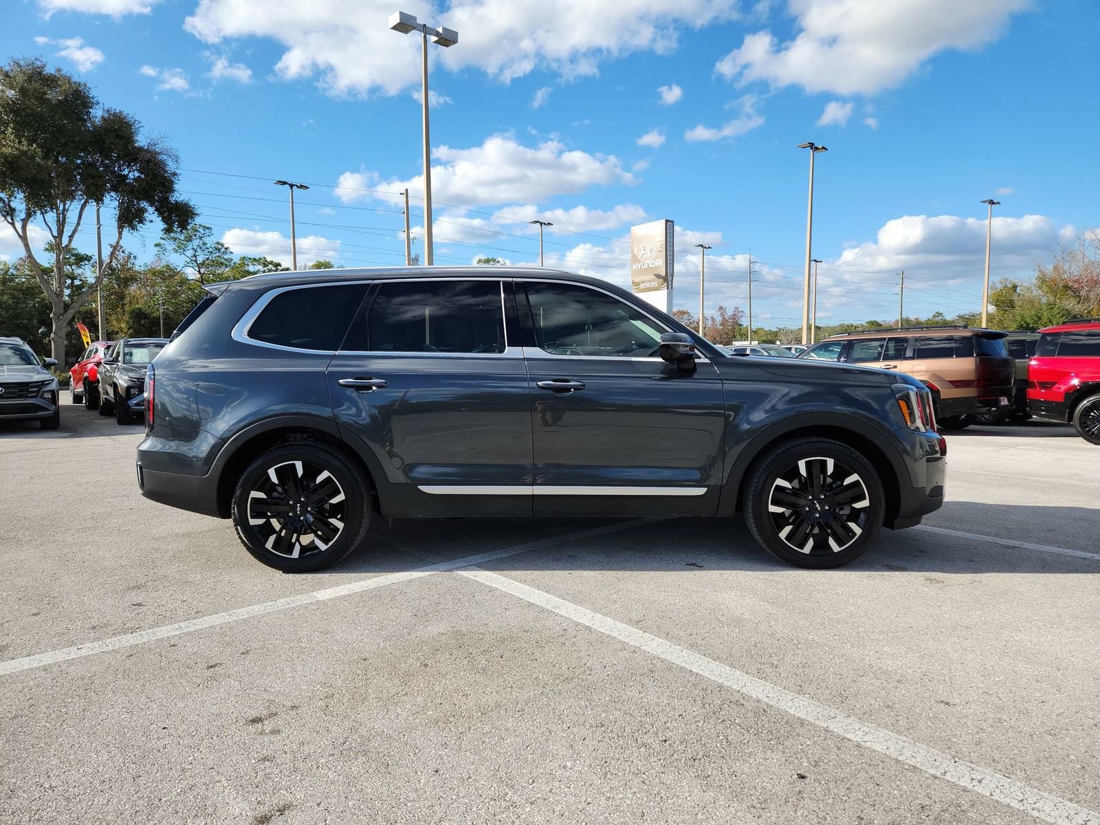 Used 2023 Kia Telluride SX image 2