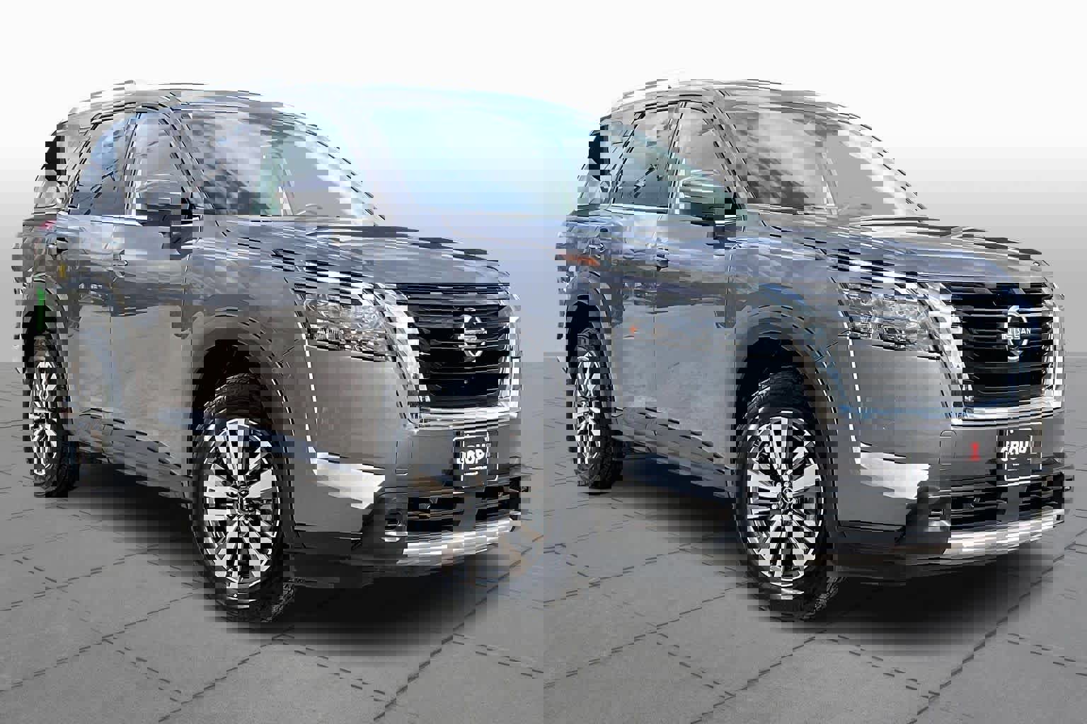 Used 2025 Nissan Pathfinder SL image 3