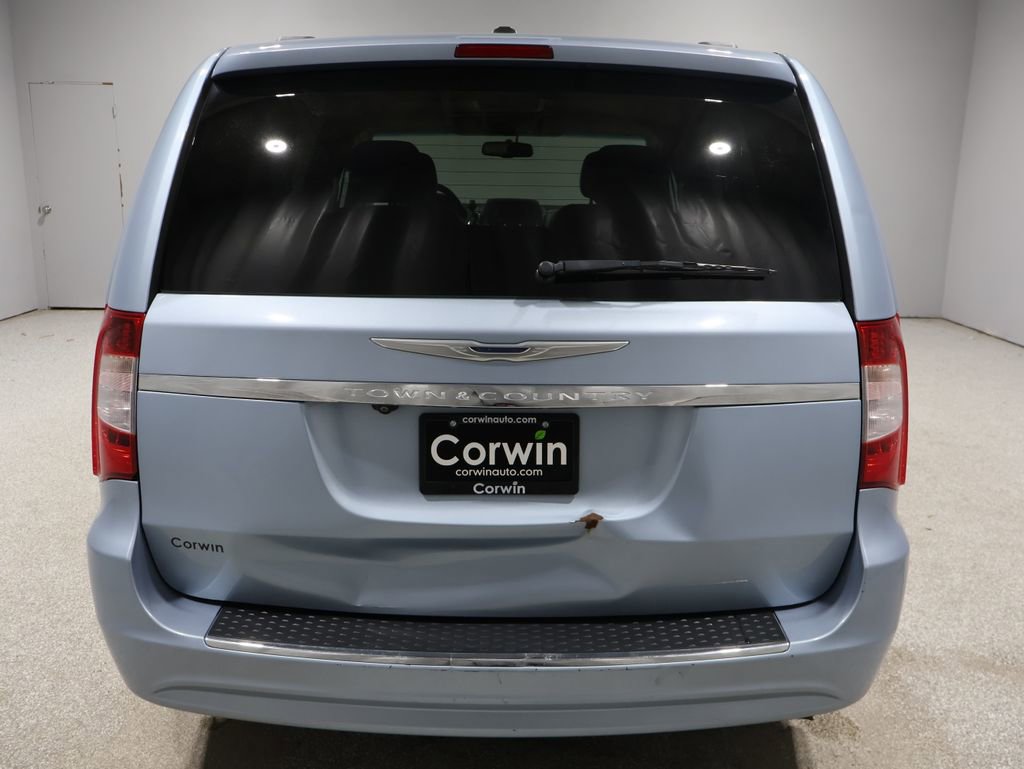 Used 2013 Chrysler Town & Country Touring image 3