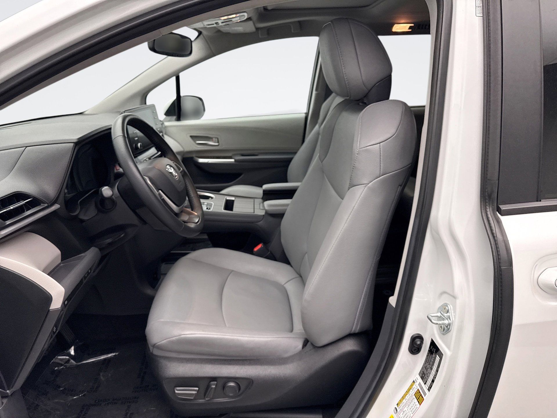 Used 2024 Toyota Sienna XLE image 11