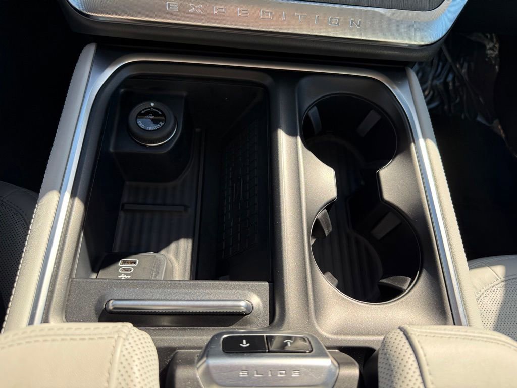 Used 2025 Ford Expedition Max Platinum w/ Platinum Ultimate Package AWD/4WD image 30