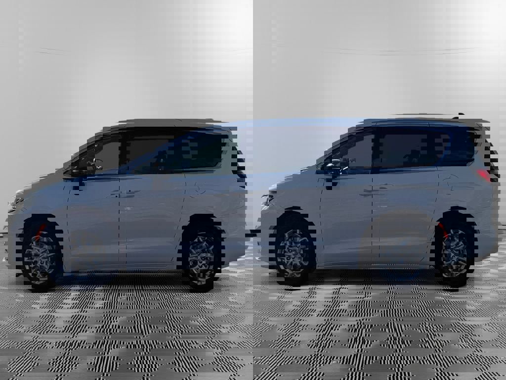 Used 2024 Chrysler Pacifica Touring-L image 4