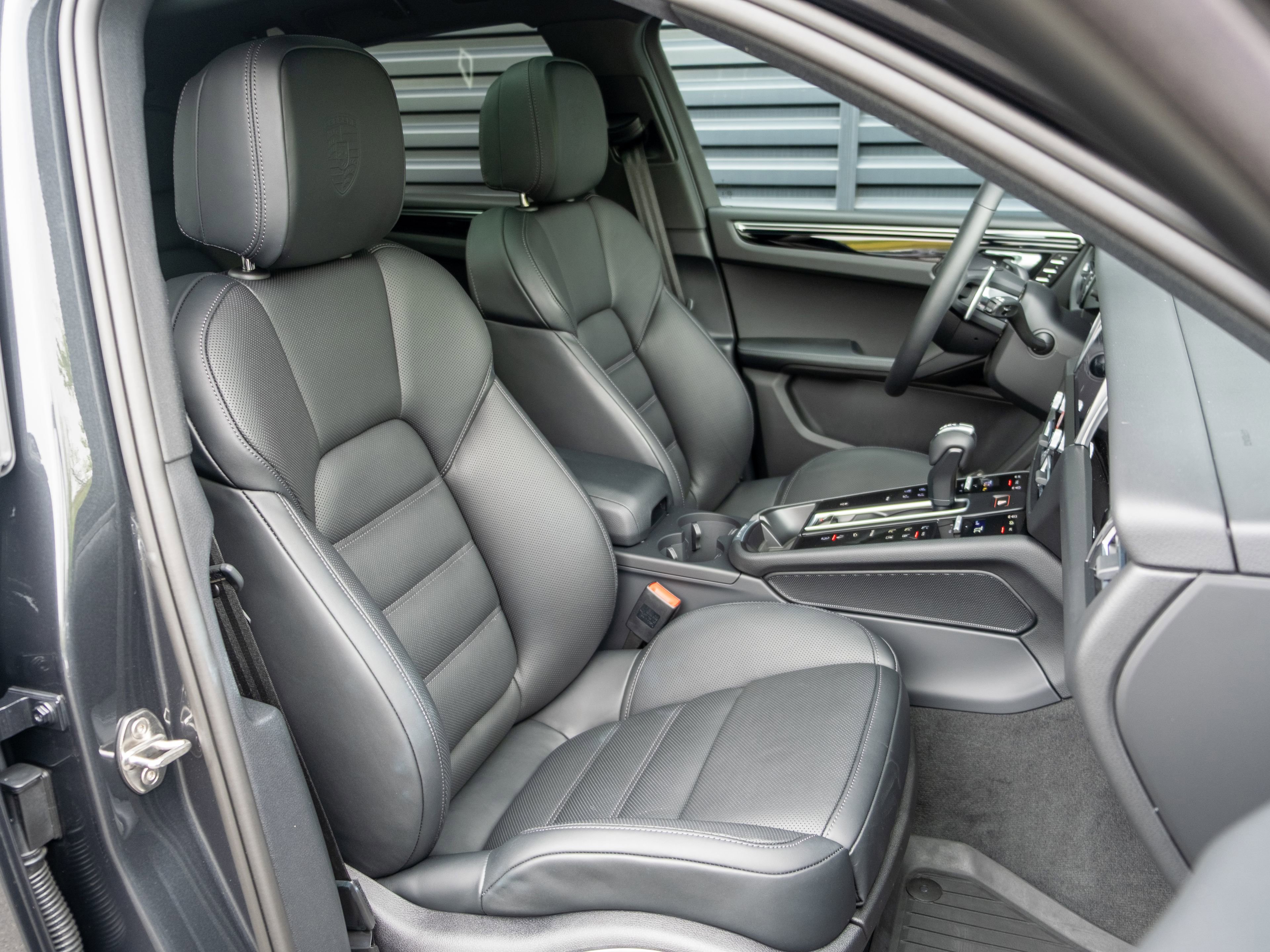 Certified 2026 Porsche Macan AWD/4WD image 35