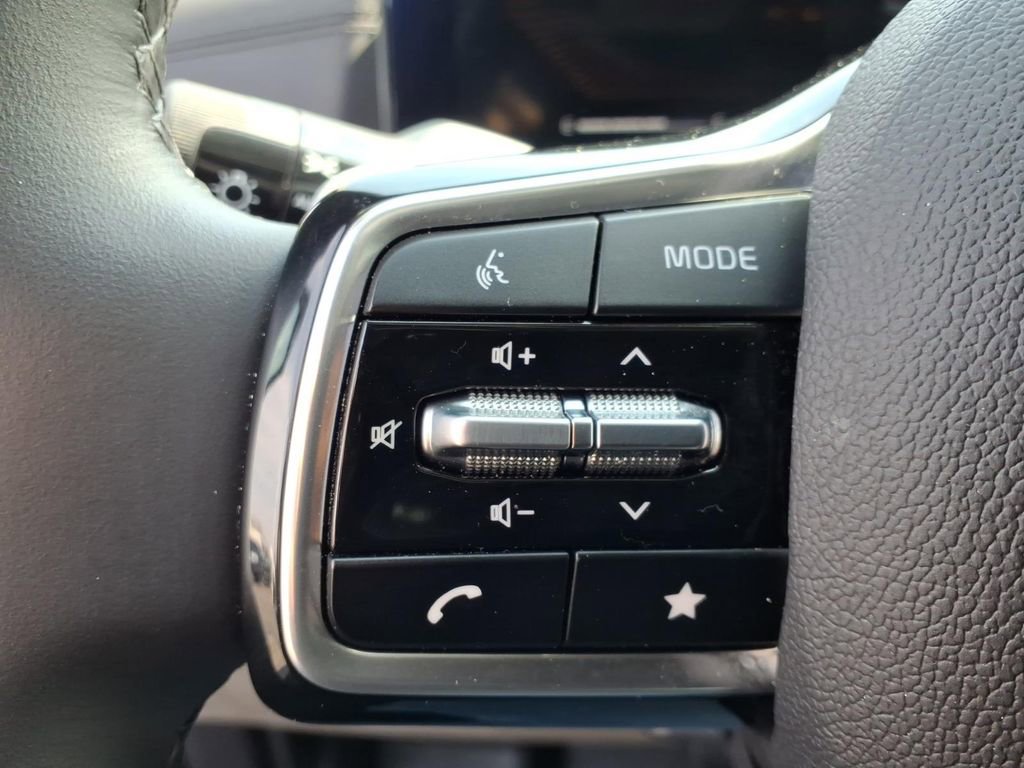 Used 2025 Kia Carnival EX image 18