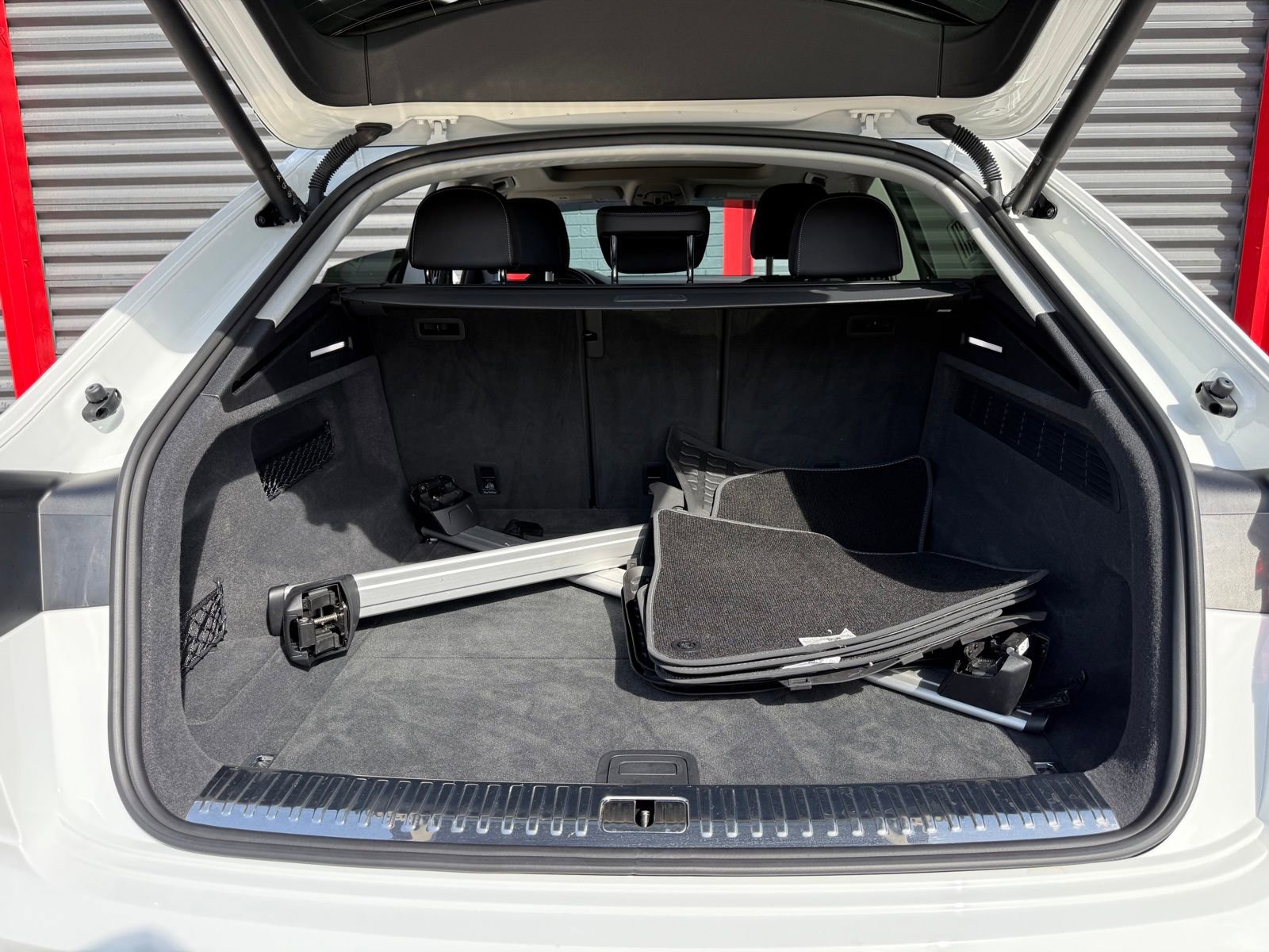 Used 2023 Audi Q8 Premium image 31