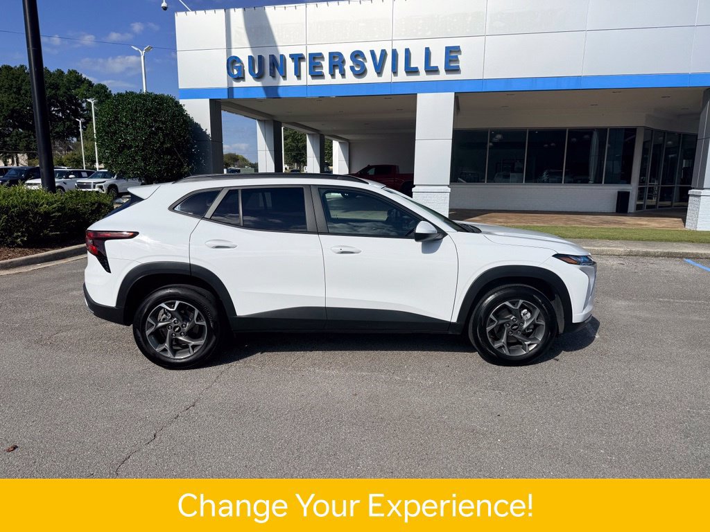 Used 2025 Chevrolet Trax LT w/ LT Convenience Package FWD image 4