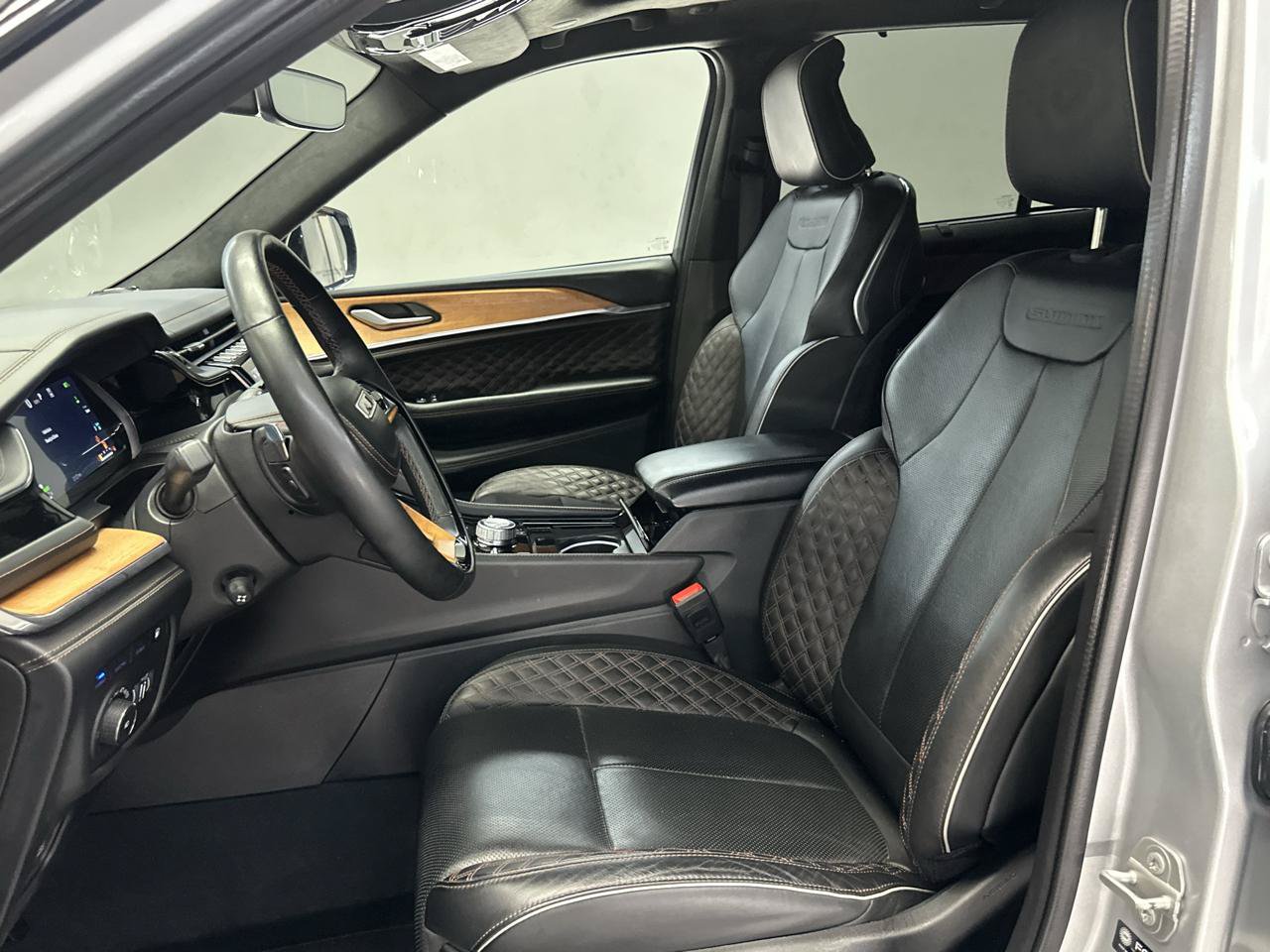 Used 2023 Jeep Grand Cherokee Summit AWD/4WD image 23