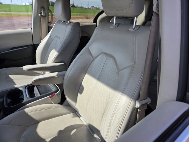 Used 2018 Chrysler Pacifica Touring-L FWD image 11