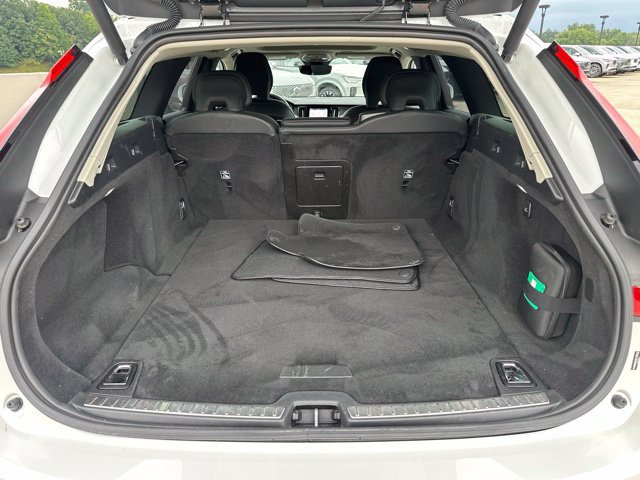 Certified 2025 Volvo V90 B6 Cross Country Plus AWD/4WD image 34