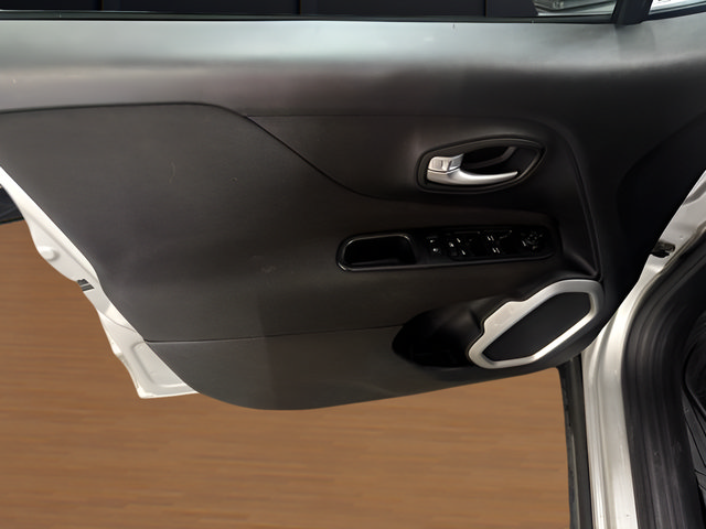 Used 2019 Jeep Renegade Latitude FWD image 10