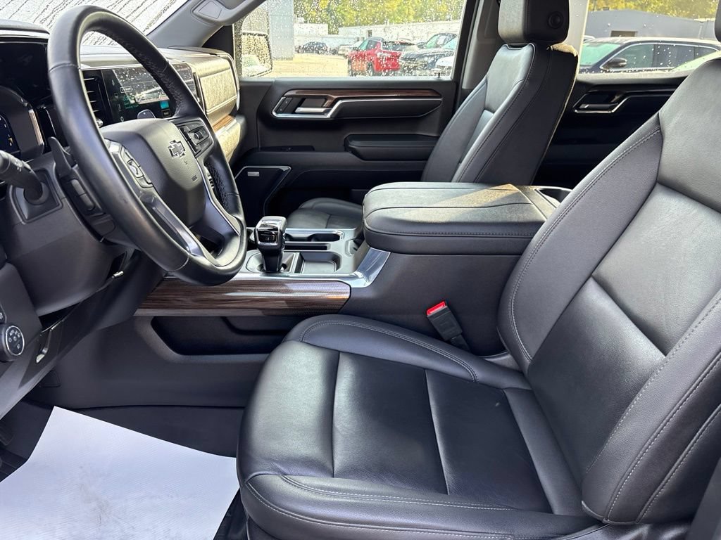 Used 2025 Chevrolet Silverado 1500 LT Trail Boss w/ Convenience Package II AWD/4WD image 9