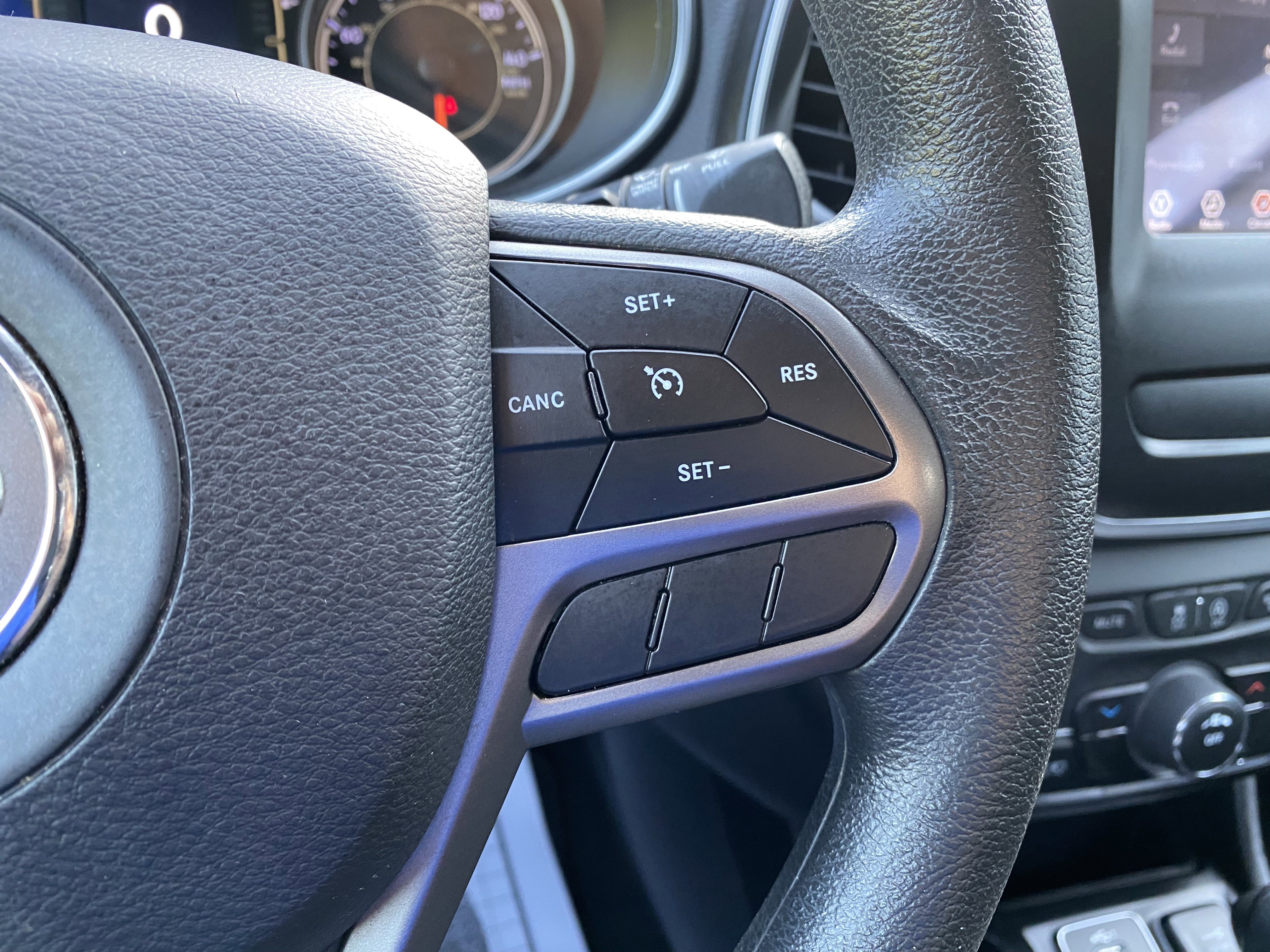 Used 2020 Jeep Cherokee Latitude FWD image 20