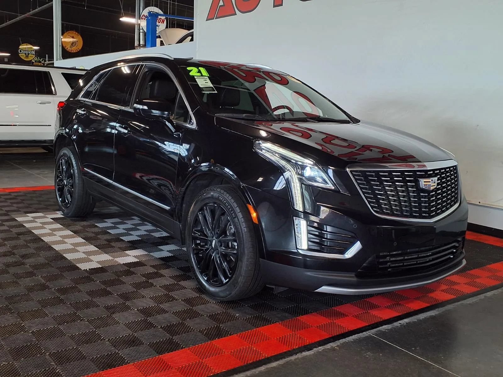 Used 2021 Cadillac XT5 Premium Luxury AWD/4WD image 2