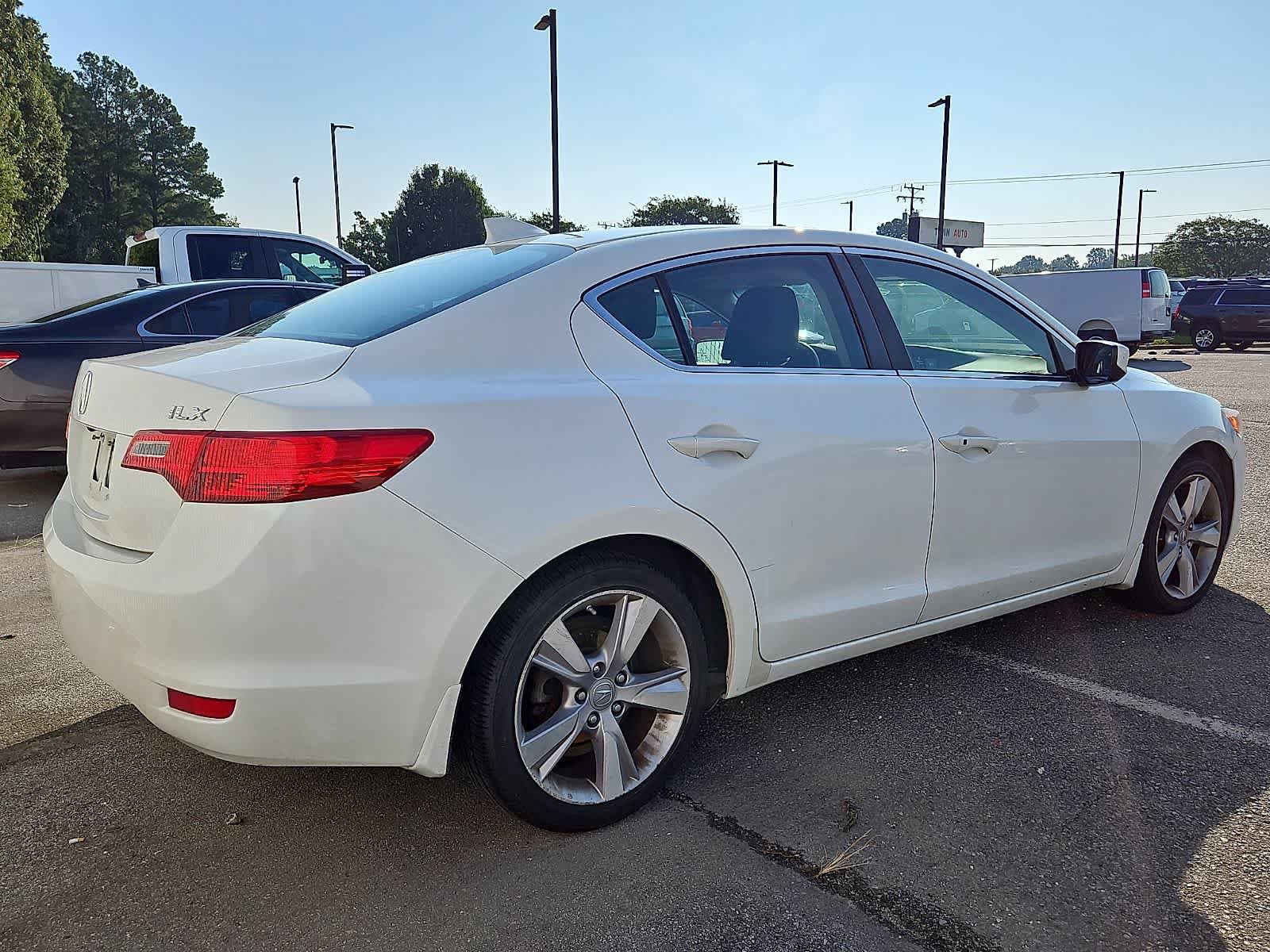 Used 2013 Acura ILX w/ Technology Package FWD image 3
