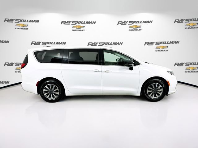 Used 2024 Chrysler Pacifica Select image 8