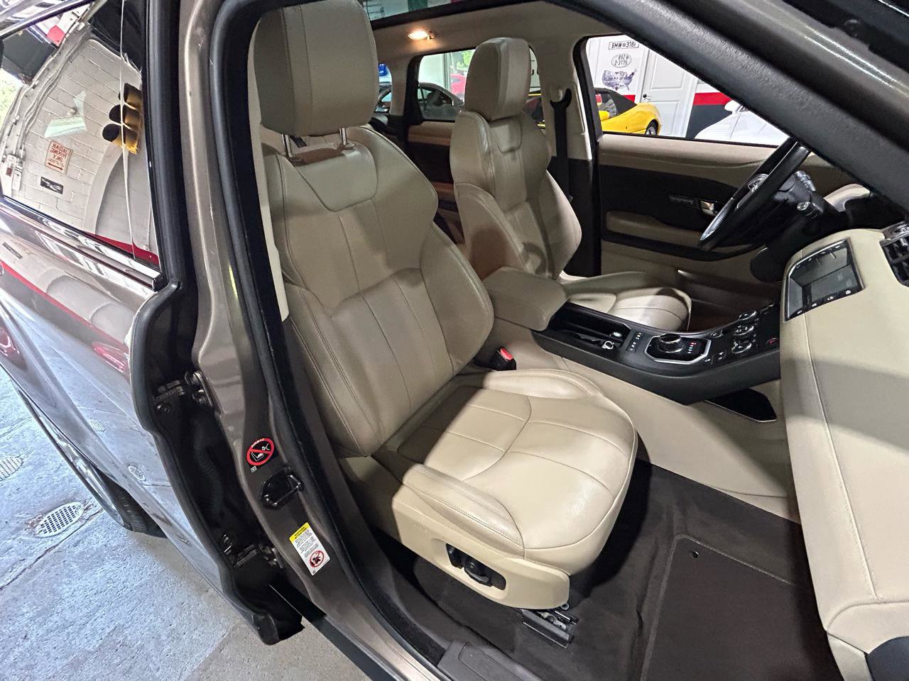 Used 2018 Land Rover Range Rover Evoque SE AWD/4WD image 17