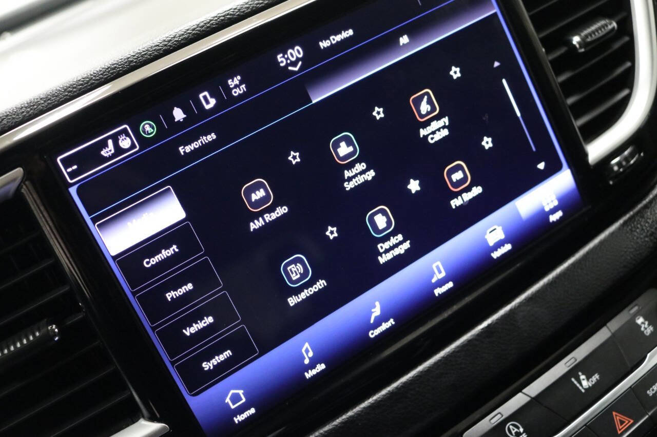 Used 2023 Chrysler Pacifica Touring-L image 46
