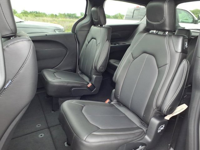 New 2027 Chrysler Pacifica Select AWD/4WD image 17
