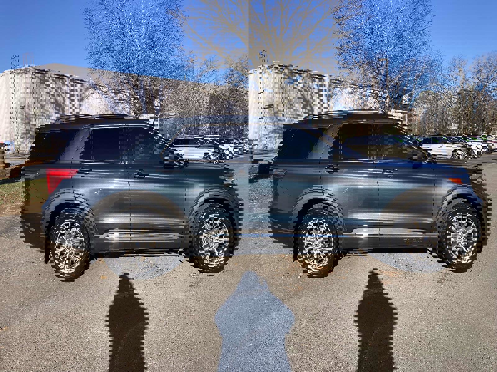 Used 2022 Ford Explorer XLT w/ Equipment Group 202A image 2