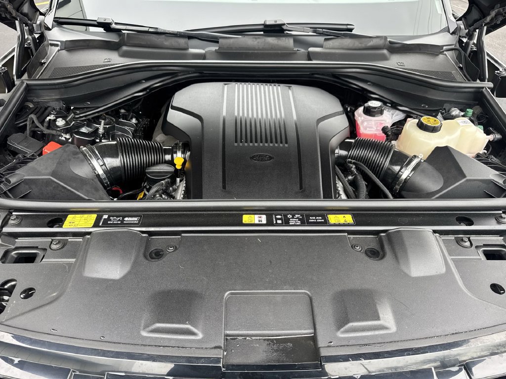 Used 2025 Land Rover Range Rover SE AWD/4WD image 18