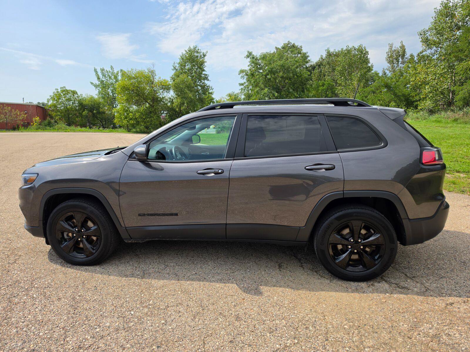 Used 2019 Jeep Cherokee Latitude Plus AWD/4WD image 17