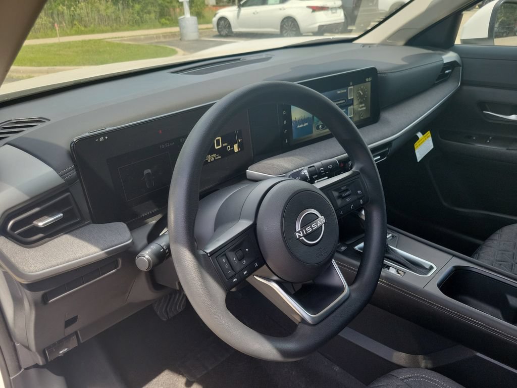 Used 2025 Nissan Kicks SV AWD/4WD image 12