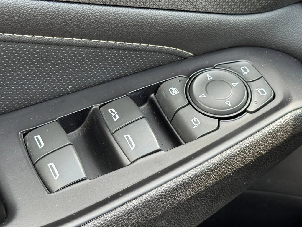 Used 2023 Chevrolet Traverse Premier FWD image 21