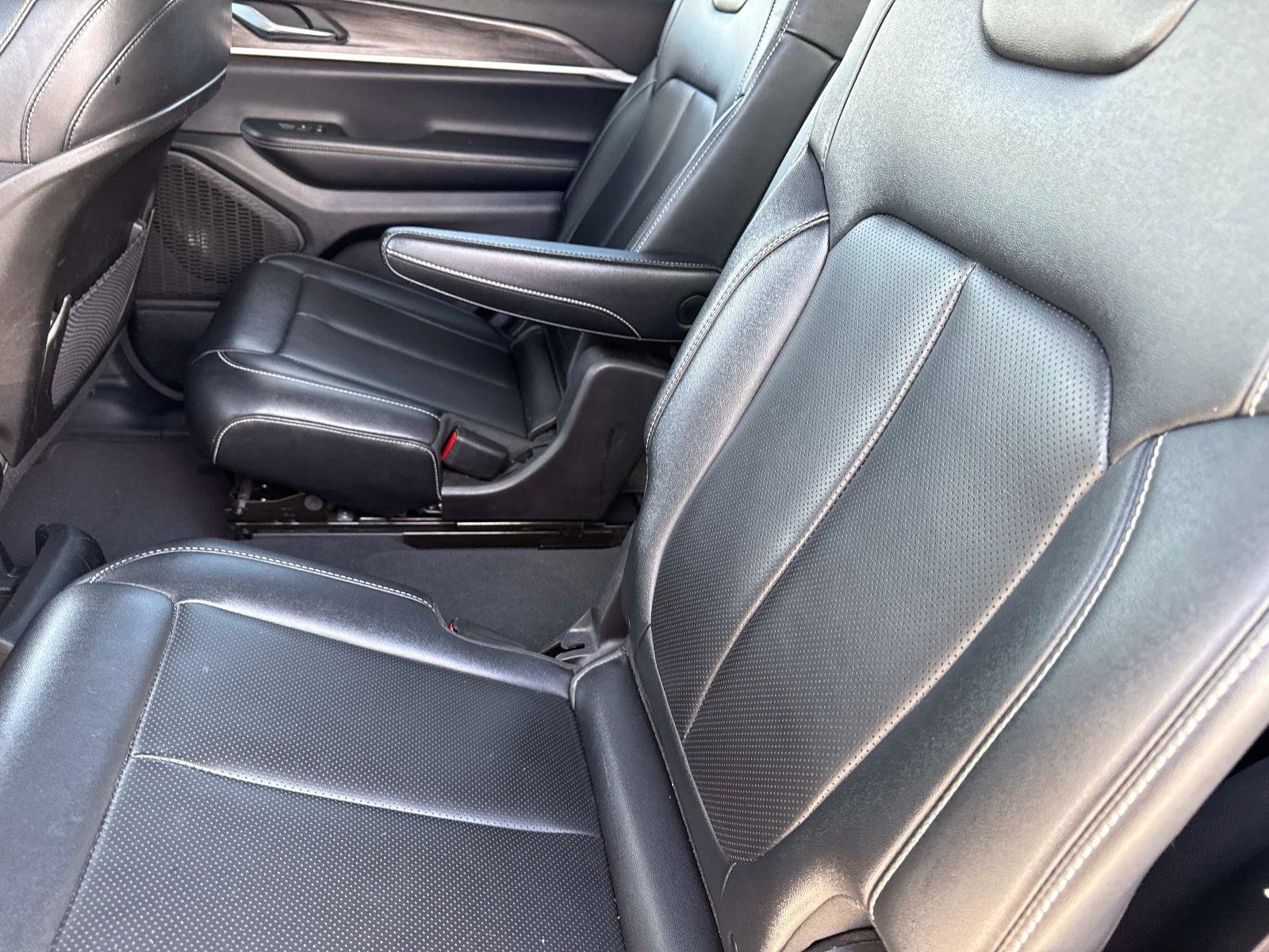 Used 2024 Jeep Grand Cherokee L Limited w/ Luxury Tech Group II image 16