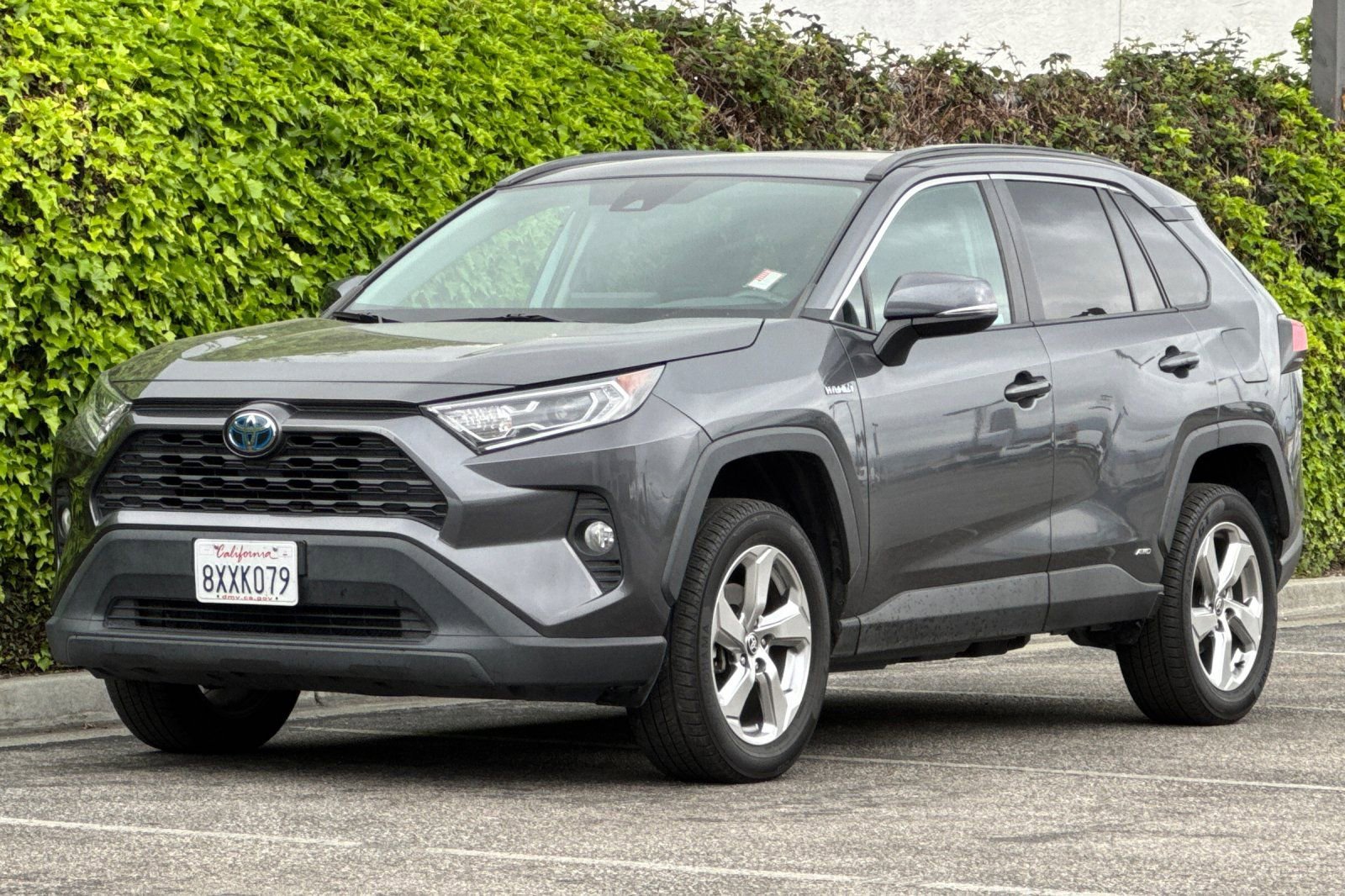 Used 2021 Toyota RAV4 XLE Premium image 9
