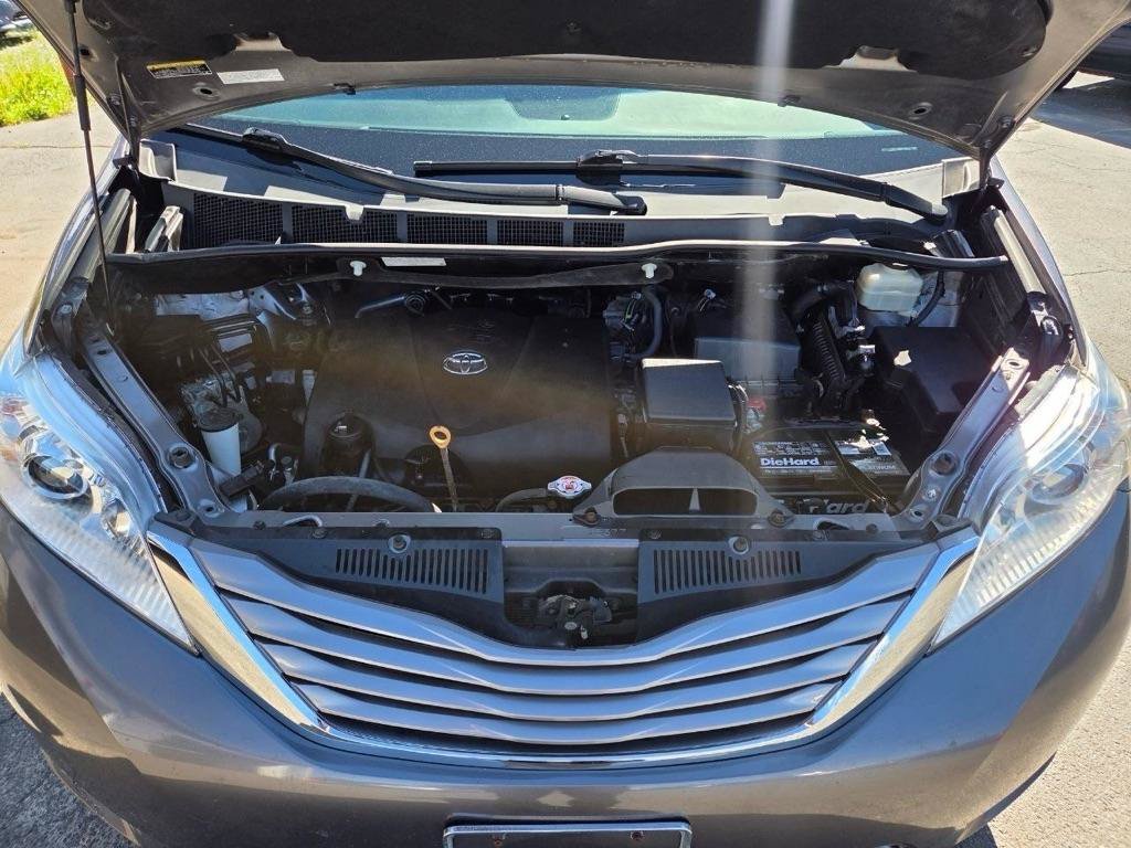 Used 2017 Toyota Sienna XLE w/ XLE Navigation Package AWD/4WD image 9