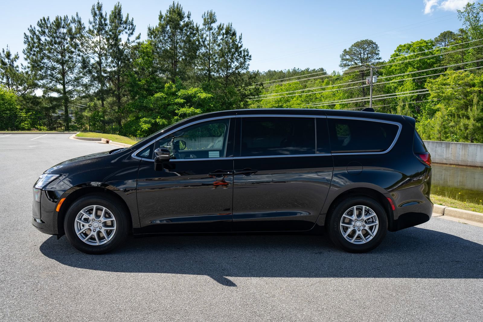 New 2027 Chrysler Pacifica Select FWD image 5