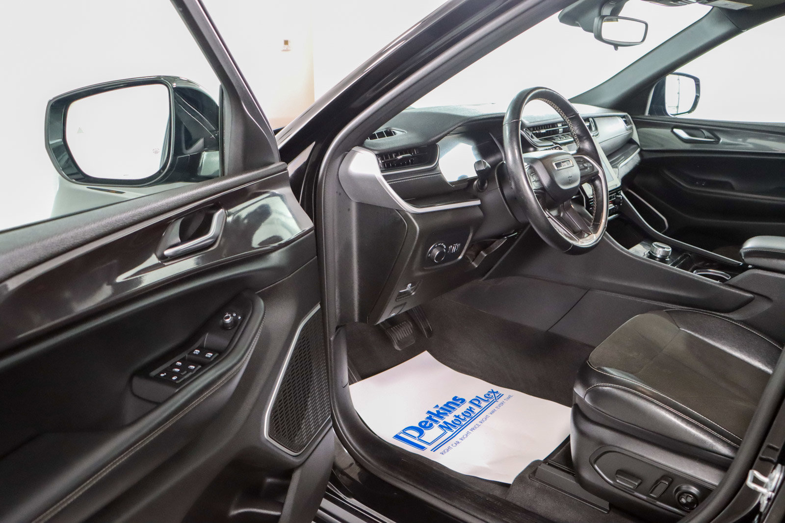 Used 2022 Jeep Grand Cherokee Altitude image 3