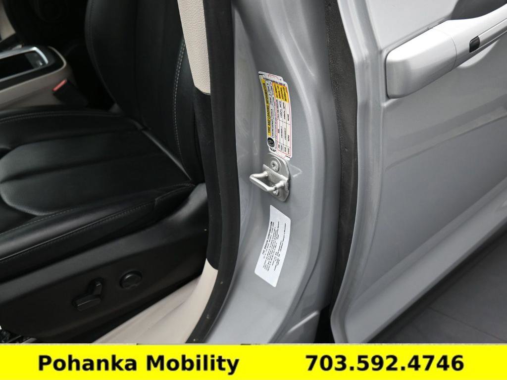 Used 2024 Chrysler Pacifica Touring-L image 9