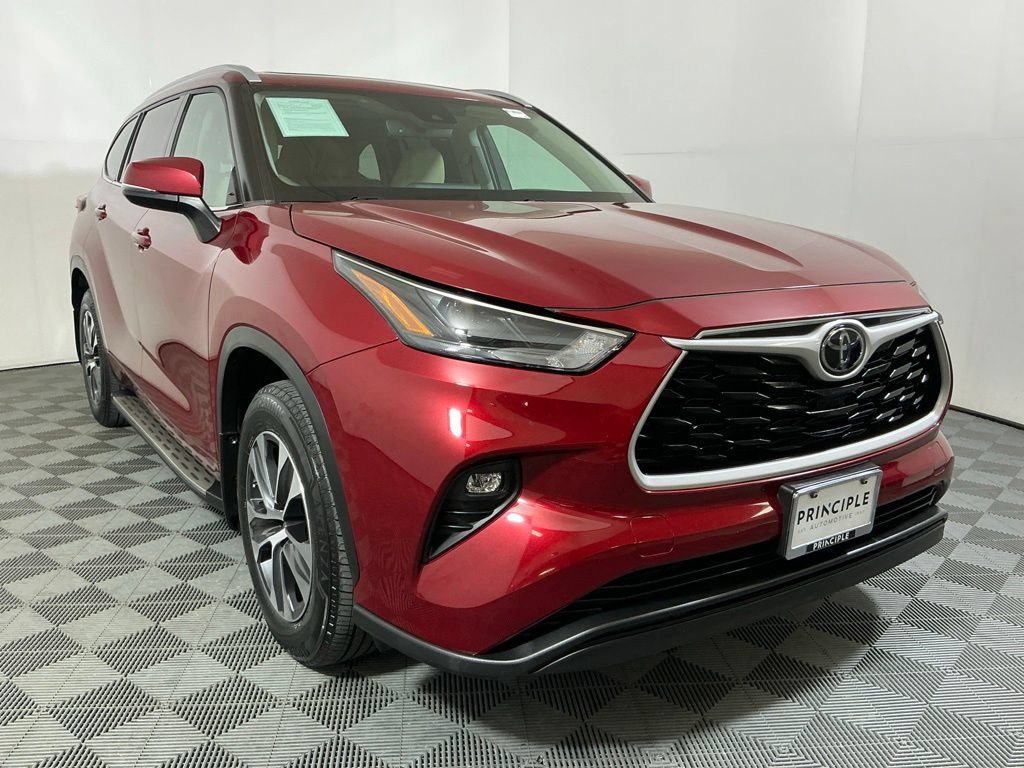 Used 2022 Toyota Highlander XLE FWD image 4