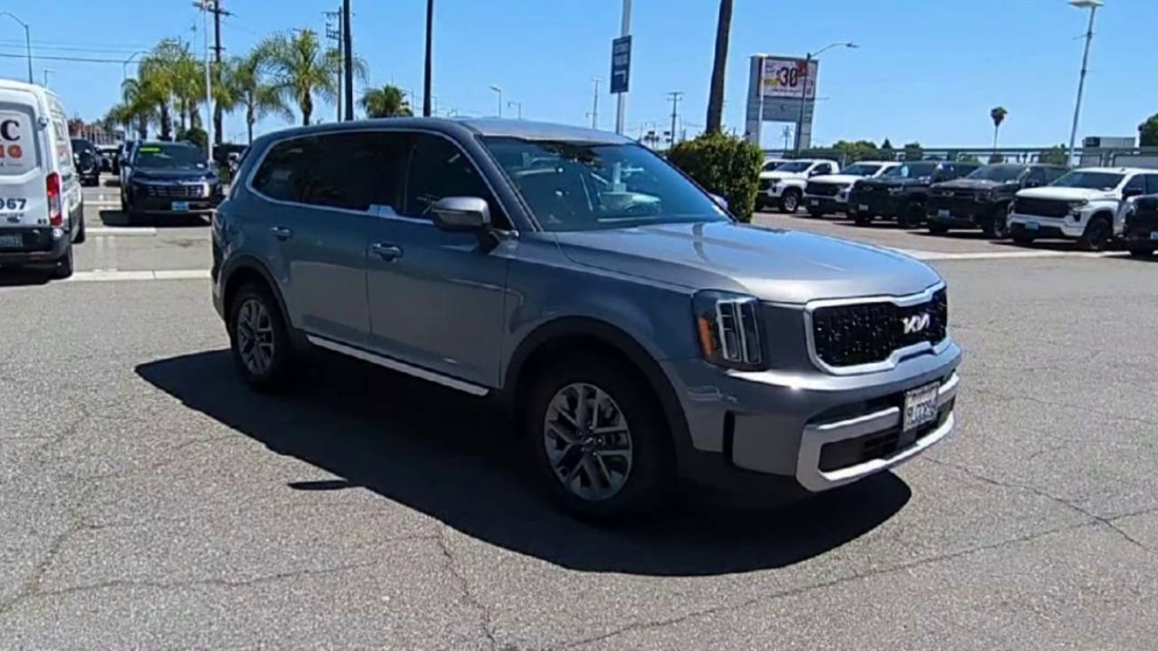 Used 2024 Kia Telluride LX FWD image 2
