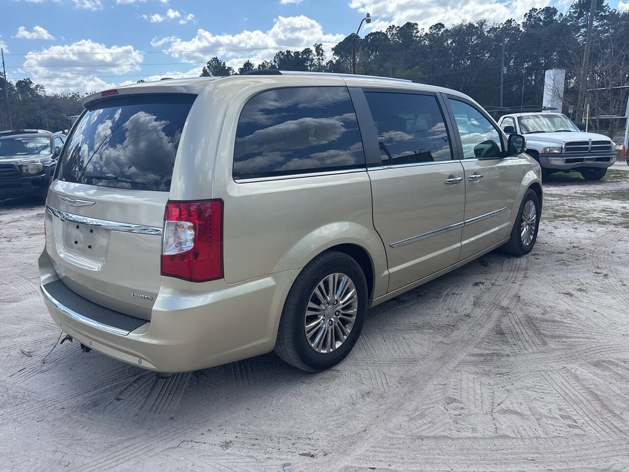 Used 2011 Chrysler Town & Country Limited FWD image 6